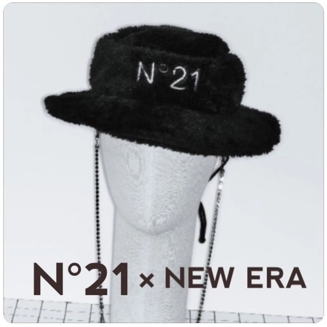 N°21(ヌメロヴェントゥーノ)の【N°21ヌメロヴェントゥーノ】N°21×NEWERAモコモコバケットハット レディースの帽子(ハット)の商品写真