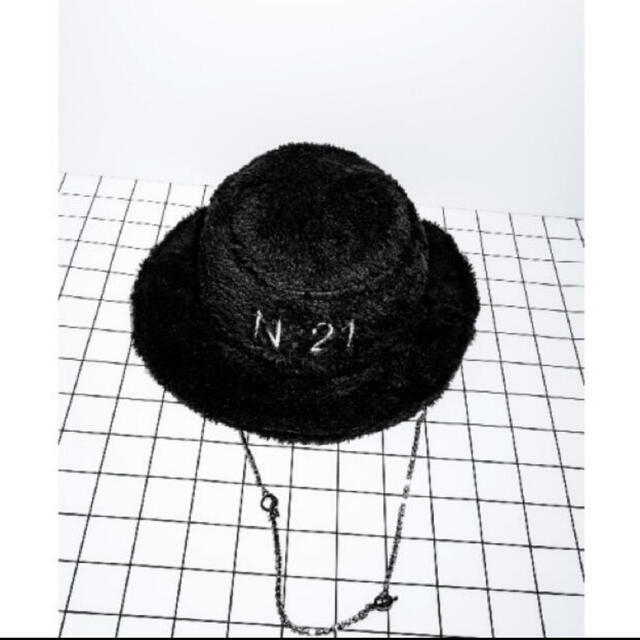 N°21(ヌメロヴェントゥーノ)の【N°21ヌメロヴェントゥーノ】N°21×NEWERAモコモコバケットハット レディースの帽子(ハット)の商品写真