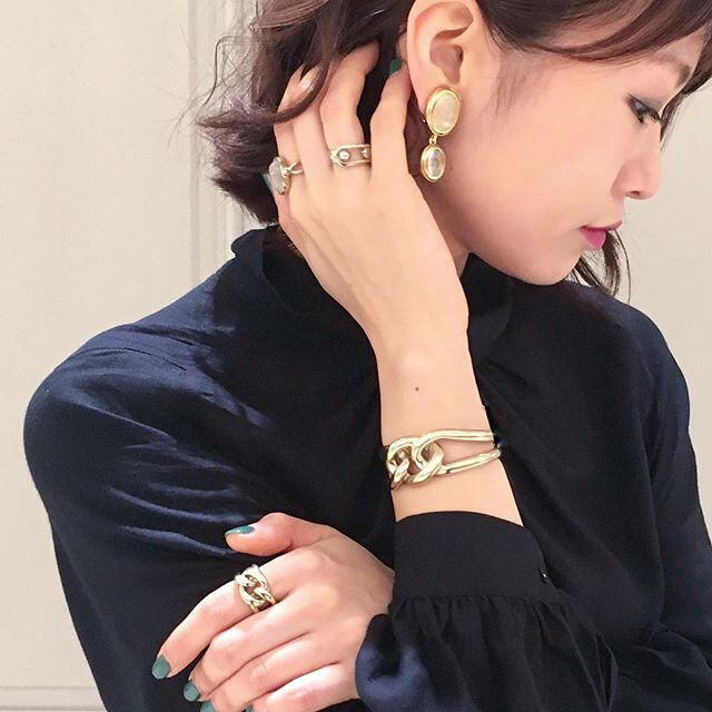 PARIGOT(パリゴ)のPARIGOT/パリゴ　GOOSSENS Paris デザインゴールドバングル レディースのアクセサリー(ブレスレット/バングル)の商品写真