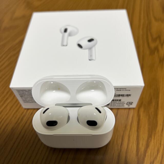 Apple(アップル)のアップル AirPods 第3世代 MME73J/A スマホ/家電/カメラのオーディオ機器(ヘッドフォン/イヤフォン)の商品写真