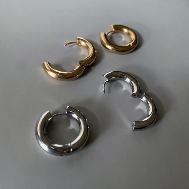 Ameri VINTAGE(アメリヴィンテージ)のOne touch volume hoop gold pierce No.770 レディースのアクセサリー(ピアス)の商品写真