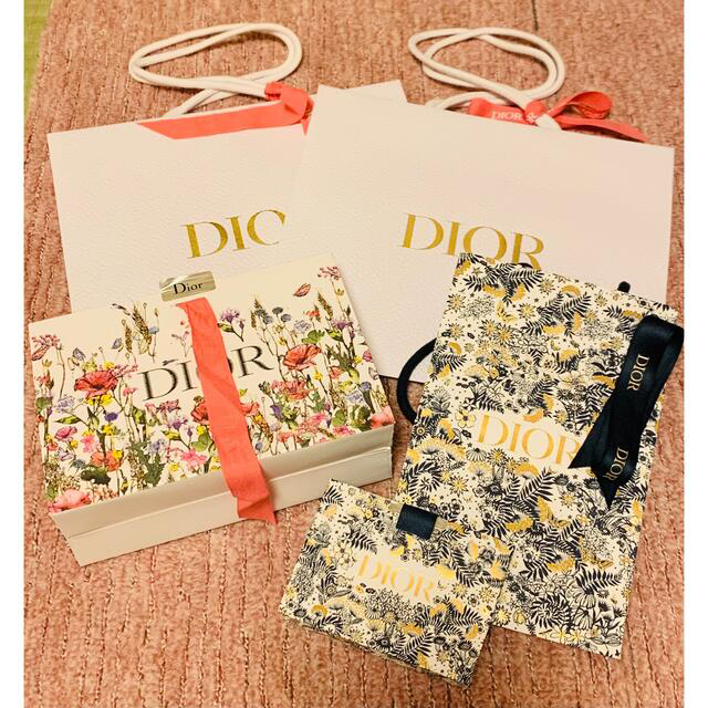 Dior(ディオール)のDIOR ショッパー　ギフトボックス　ラッピング　バレンタインのみ レディースのバッグ(ショップ袋)の商品写真