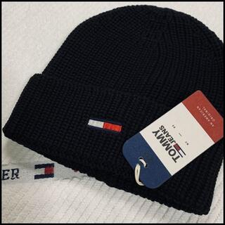 トミーヒルフィガー(TOMMY HILFIGER)のワンポイントのフラッグロゴが目をひくシンプルなニットキャップ　ブラック(ニット帽/ビーニー)