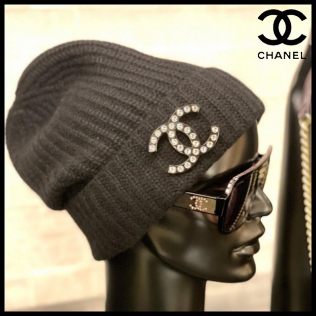 CHANEL(シャネル)のCHANEL シャネル　ブローチ付き　ニット帽　カシミア　帽子 レディースの帽子(ニット帽/ビーニー)の商品写真