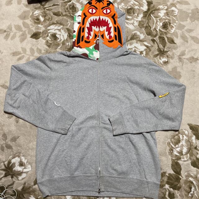 A BATHING APE(アベイシングエイプ)のAPE BAPE KAWS 仙台　TIGER シャークパーカー　XL CAMO メンズのトップス(パーカー)の商品写真