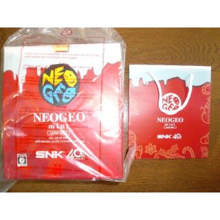 エスエヌケイ(SNK)の NEOGEO MINI クリスマス限定版(家庭用ゲーム機本体)