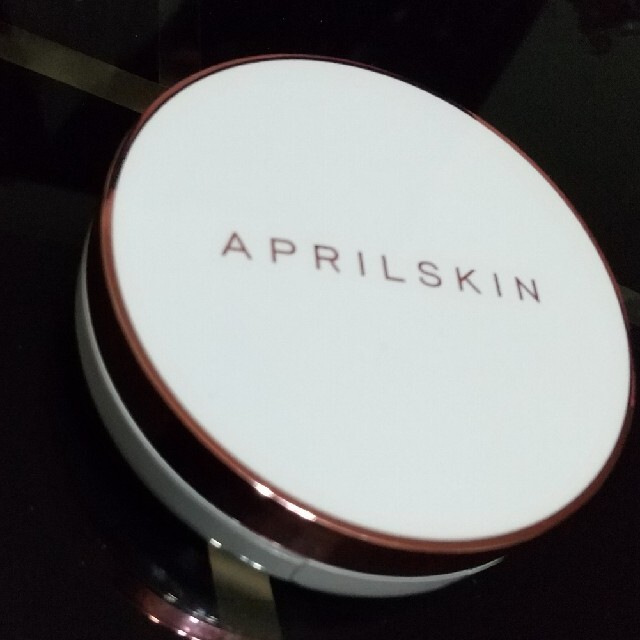 aprilskin 　エイプリルスキン　スノー　ファンデーション コスメ/美容のベースメイク/化粧品(ファンデーション)の商品写真