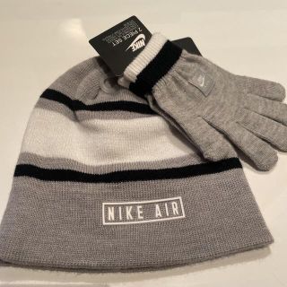 ナイキ(NIKE)の新品未使用タグ付NIKEナイキ手袋２点セット (帽子)