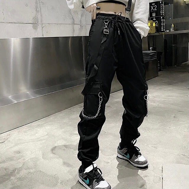 【即購入◯】韓国 原宿 サスペンダー チェーン付き ワイドパンツ 裾絞り 黒   レディースのパンツ(カジュアルパンツ)の商品写真