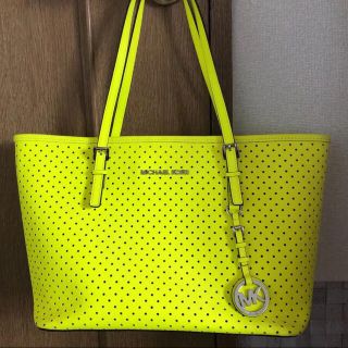 マイケルコース(Michael Kors)のマイケルコース　バッグ　蛍光カラー(ハンドバッグ)