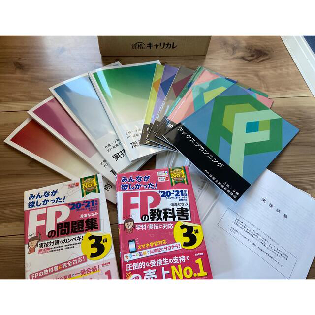 新品本物】 個性的な大島紬・紫がかった黒に薄紫の蔓、極彩色の