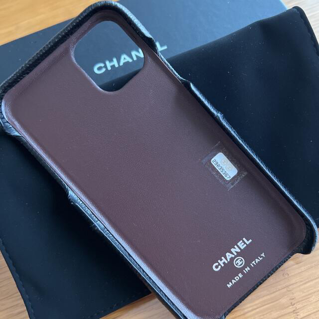 CHANEL(シャネル)のCHANEL iPhoneケース ブラック キャビアスキン iPhone 11 スマホ/家電/カメラのスマホアクセサリー(iPhoneケース)の商品写真