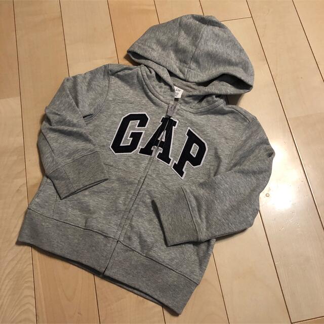 GAP Kids(ギャップキッズ)の新品　GAP gapkids ギャップ　グレー　110 フード キッズ/ベビー/マタニティのキッズ服男の子用(90cm~)(ジャケット/上着)の商品写真