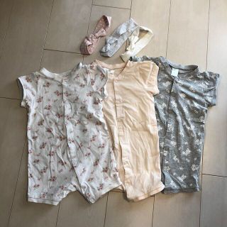 エイチアンドエム(H&M)のH&M 半袖ロンパース　女の子3枚セット　ヘアバンド付　4-6M ＋無印おまけ(ロンパース)