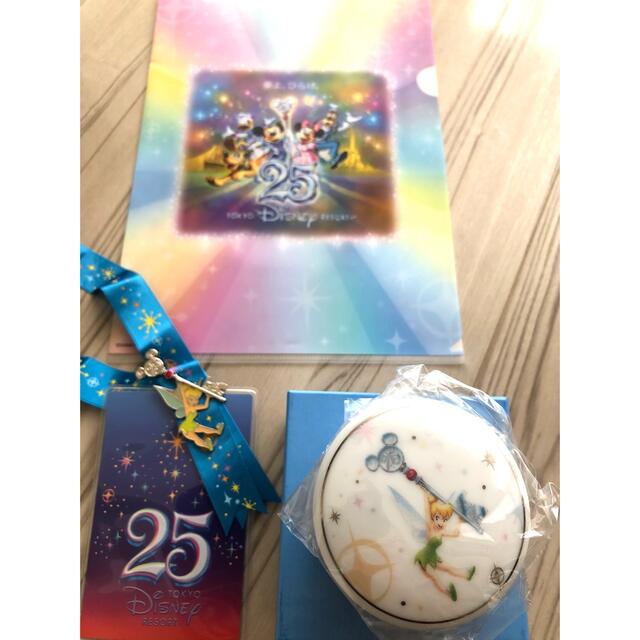 Disney(ディズニー)の東京ディズニーランド25周年ティンカーベル ピンバッジ・小物入れ ・クリアケース エンタメ/ホビーのコレクション(ノベルティグッズ)の商品写真
