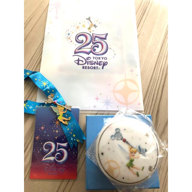 Disney(ディズニー)の東京ディズニーランド25周年ティンカーベル ピンバッジ・小物入れ ・クリアケース エンタメ/ホビーのコレクション(ノベルティグッズ)の商品写真
