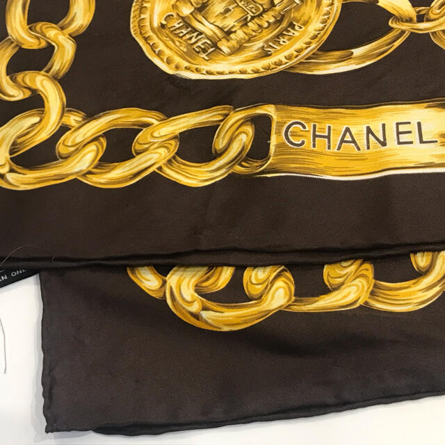 CHANEL(シャネル)のRR122 シャネル　スカーフ　ヴラウン✖️ゴールド　 レディースのファッション小物(バンダナ/スカーフ)の商品写真