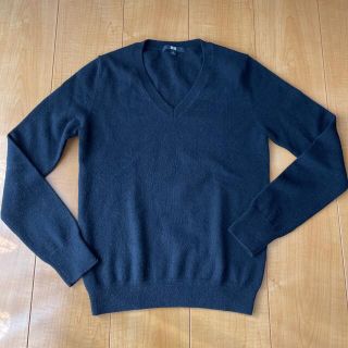 ユニクロ(UNIQLO)のカシミヤ100% Vネックニット セーター　黒　S(ニット/セーター)