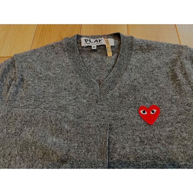 COMME des GARCONS(コムデギャルソン)のコム・デ・ギャルソンPLAYＶネックセーター　グレイＭ メンズのトップス(ニット/セーター)の商品写真