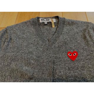 コムデギャルソン(COMME des GARCONS)のコム・デ・ギャルソンPLAYＶネックセーター　グレイＭ(ニット/セーター)