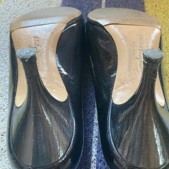 Salvatore Ferragamo(サルヴァトーレフェラガモ)のフェラガモ　エナメルパンプス　22.5cm レディースの靴/シューズ(ハイヒール/パンプス)の商品写真