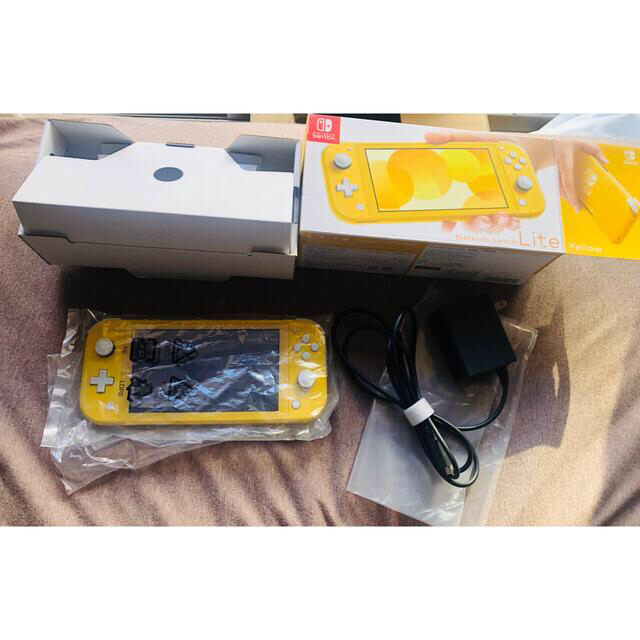 Nintendo Switch(ニンテンドースイッチ)のNintendo Switch lite　イエロー エンタメ/ホビーのゲームソフト/ゲーム機本体(携帯用ゲーム機本体)の商品写真