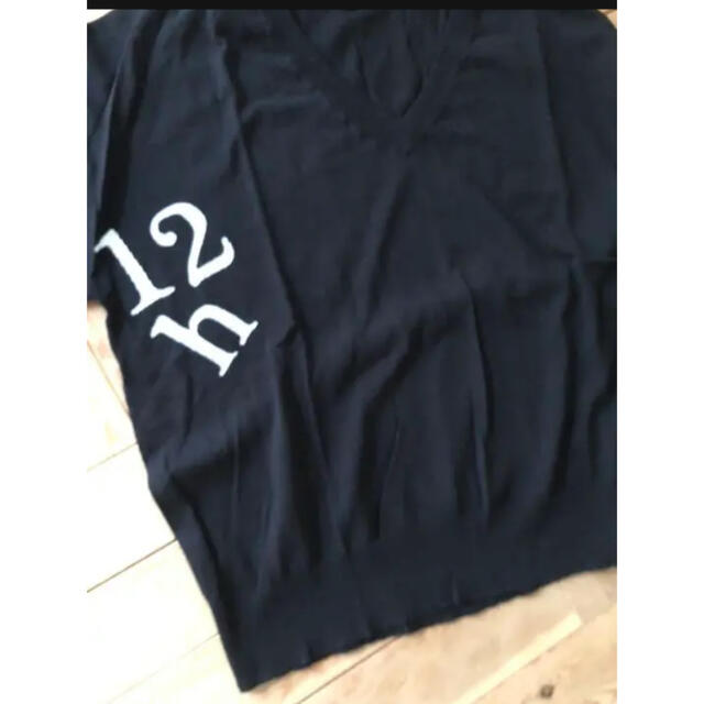 SCOT CLUB(スコットクラブ)のスコットクラブ　大判　フランス語　英数字ロゴ　Ｖネックニット　ブラック　黒 レディースのトップス(ニット/セーター)の商品写真