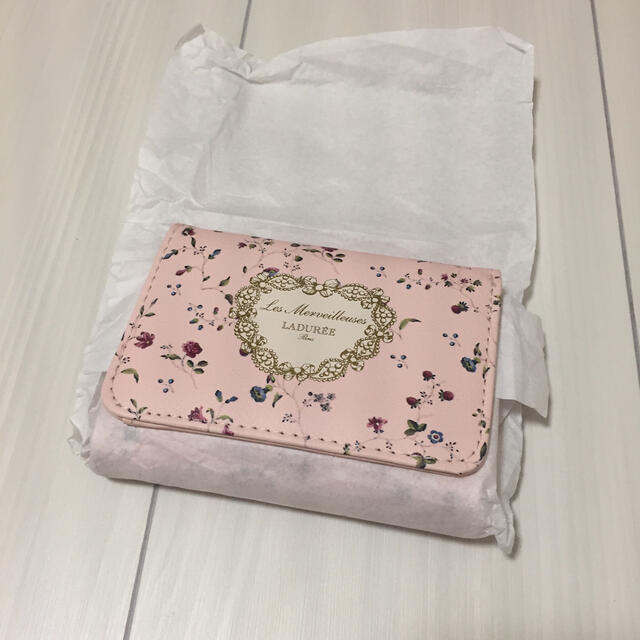 Les Merveilleuses LADUREE(レメルヴェイユーズラデュレ)のGLOW付録レ・メルヴェイユーズ ラデュレ 三つ折り財布 レディースのファッション小物(財布)の商品写真