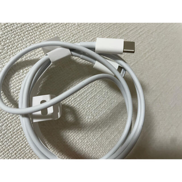 Apple(アップル)のApple 純正USB-C lightningケーブル スマホ/家電/カメラのスマートフォン/携帯電話(バッテリー/充電器)の商品写真