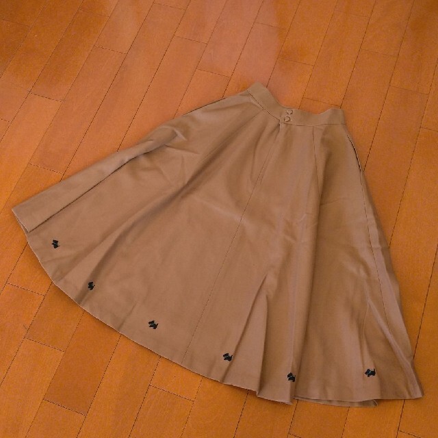 QUEENS COURT(クイーンズコート)のQUEENS COURT ヨークシャーテリア刺繍 ウール タック フレアスカート レディースのスカート(ロングスカート)の商品写真