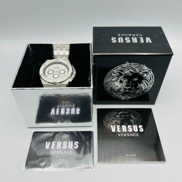 VERSACE(ヴェルサーチ)のシルバー★専用ケース付【新品】 ヴェルサス/ヴェルサーチ メンズクォーツ 腕時計 メンズの時計(腕時計(アナログ))の商品写真