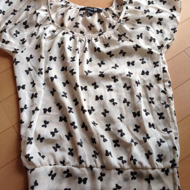 FOREVER 21(フォーエバートゥエンティーワン)のリボン柄トップス レディースのトップス(Tシャツ(半袖/袖なし))の商品写真
