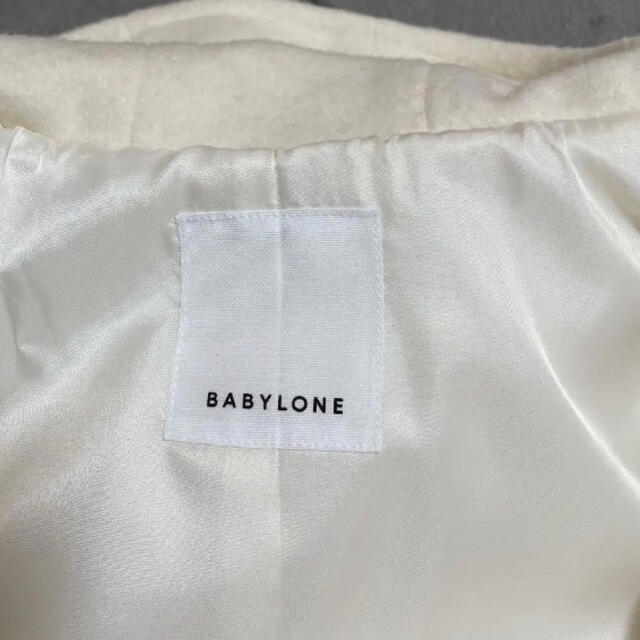 BABYLONE(バビロン)の【期間限定お値下げ】 BABYLONE ダッフルコート　オフホワイト　38 レディースのジャケット/アウター(ダッフルコート)の商品写真