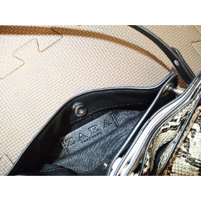 ZARA(ザラ)のZARAパイソン柄ショルダーバッグ レディースのバッグ(ショルダーバッグ)の商品写真