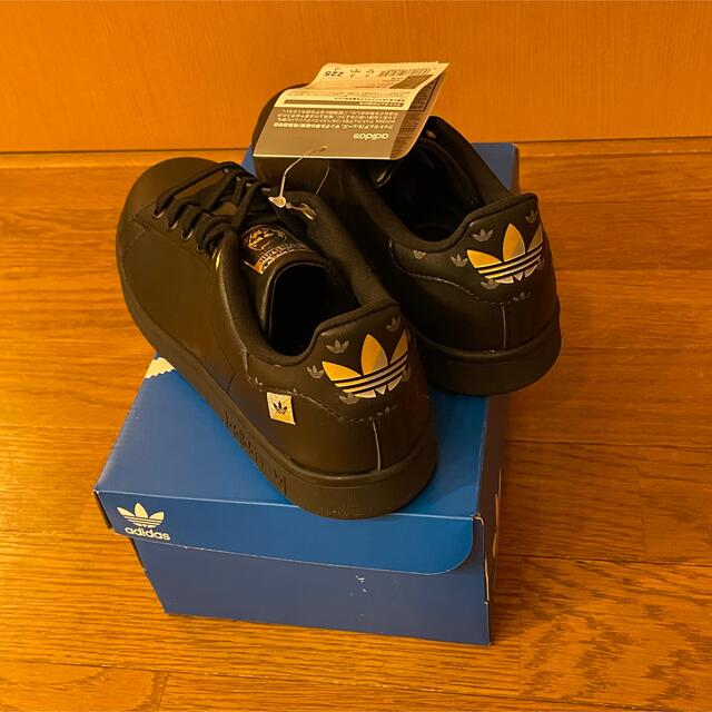 adidas(アディダス)のadidas アディダス スタンスミス ブラック　22.5cm   新品 レディースの靴/シューズ(スニーカー)の商品写真