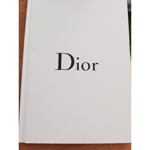 Dior(ディオール)のまさぴー様専用　　Dior スマホ リング と DIOR BEAUTY の小冊子 エンタメ/ホビーのコレクション(ノベルティグッズ)の商品写真