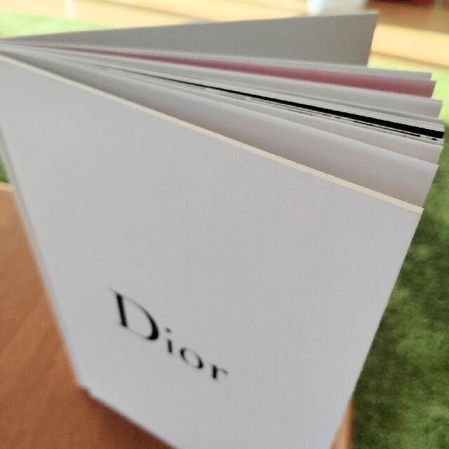 Dior(ディオール)のまさぴー様専用　　Dior スマホ リング と DIOR BEAUTY の小冊子 エンタメ/ホビーのコレクション(ノベルティグッズ)の商品写真