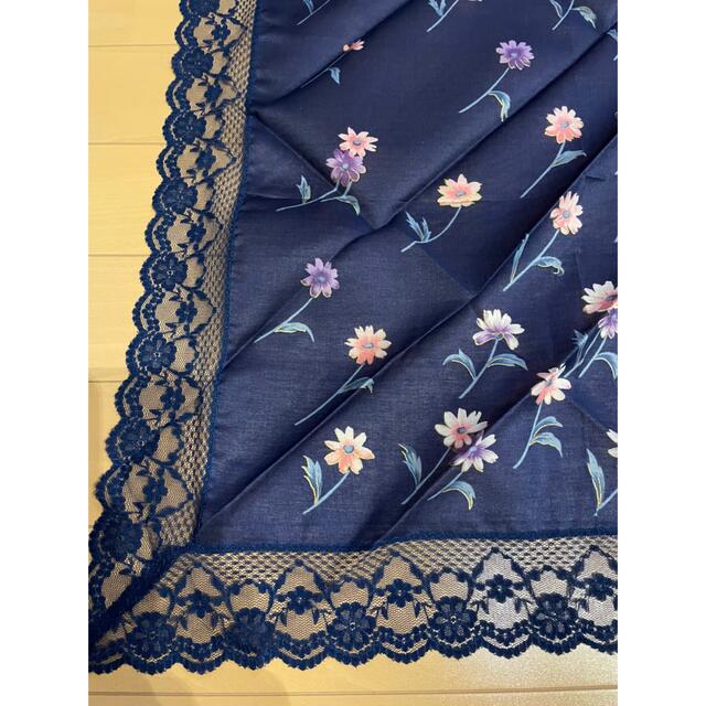 藍染　膝掛け　テーブルクロス　華 レディースのファッション小物(ハンカチ)の商品写真