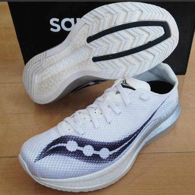 SAUCONY(サッカニー)のsaucony endorphin pro + スポーツ/アウトドアのランニング(シューズ)の商品写真