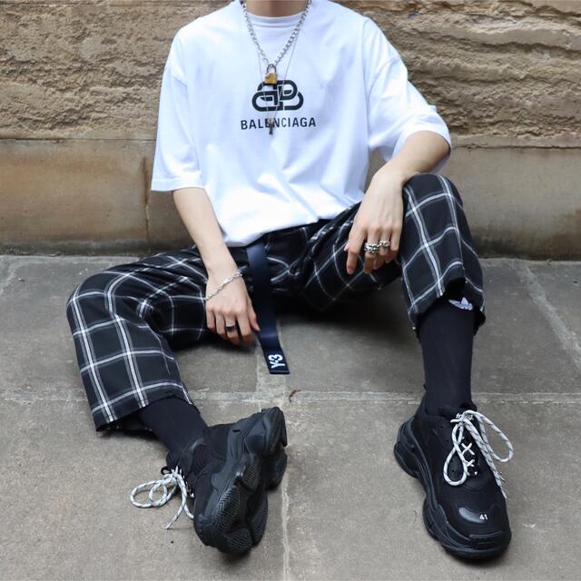 Balenciaga ロゴT 白と黒トップス