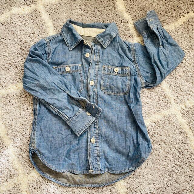 babyGAP(ベビーギャップ)の双子　GAP デニムシャツ　2着セット　100 ダンガリーシャツ キッズ/ベビー/マタニティのキッズ服男の子用(90cm~)(ブラウス)の商品写真