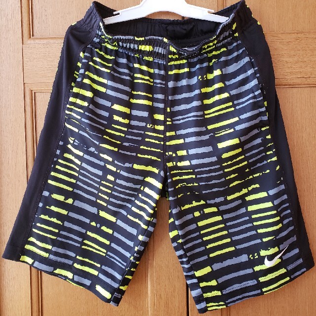 NIKE(ナイキ)のナイキ NIKE ハーフパンツ (Sサイズ、Mサイズ)2枚 キッズ/ベビー/マタニティのキッズ服男の子用(90cm~)(パンツ/スパッツ)の商品写真