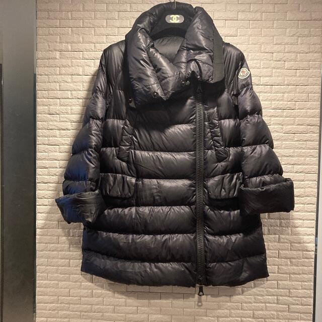 MONCLER(モンクレール)の【YuKi様】モンクレール　フレオール　Aライン　ポンチョ型ダウン　ブラック00 レディースのジャケット/アウター(ダウンコート)の商品写真