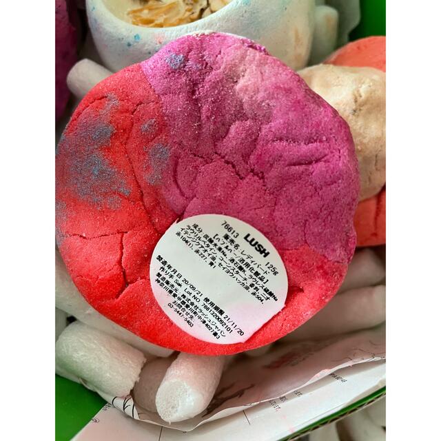 LUSH(ラッシュ)のLUSH バスボム4つ コスメ/美容のボディケア(入浴剤/バスソルト)の商品写真