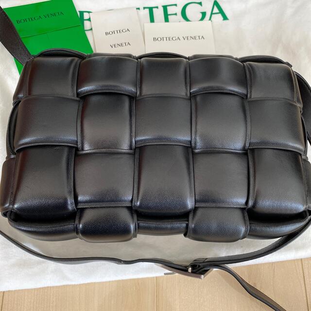 Bottega Veneta(ボッテガヴェネタ)のボッテガヴェネタ　パデットカセット　ブラック×シルバー金具 レディースのバッグ(ショルダーバッグ)の商品写真