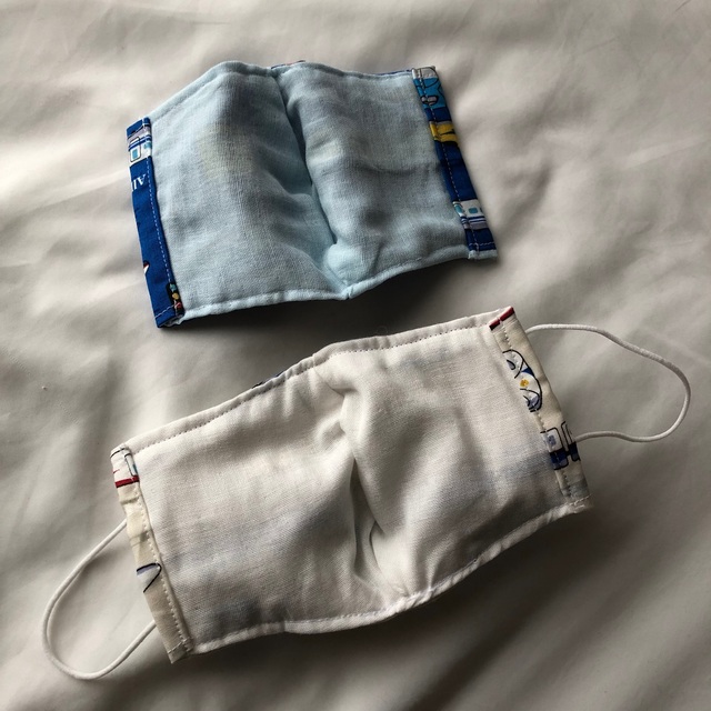 マスクカバー　新幹線　青　白　２枚セット　子供用 ハンドメイドのキッズ/ベビー(外出用品)の商品写真