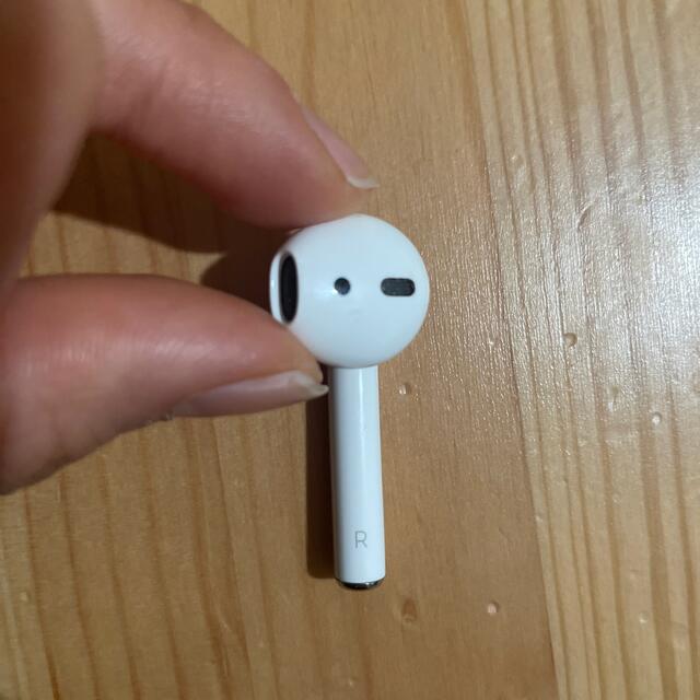 Apple(アップル)のAirPods 第一世代　片耳のみ　右耳 スマホ/家電/カメラのオーディオ機器(ヘッドフォン/イヤフォン)の商品写真