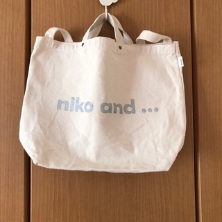 ニコアンド(niko and...)の大きめサイズのロゴトートバッグ(トートバッグ)