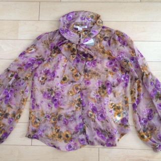 フォーエバートゥエンティーワン(FOREVER 21)のFOREVER21  花柄ブラウス   新品  Sサイズ(シャツ/ブラウス(長袖/七分))