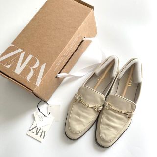 ザラ(ZARA)の美品　ZARA ザラ　バックル付きレザーモカシン　エクリュ　36(ローファー/革靴)